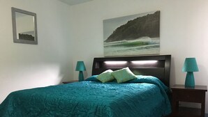 Standard Room | Iron/ironing board, cribs (surcharge), bed sheets - Headlands 10 (Alexandra Headland)