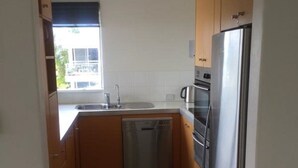 Standard Room | Private kitchen | Full-size fridge, microwave, oven, stovetop - Headlands 24 (Alexandra Headland)