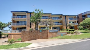 Unclassified image, 3 of 18, button - Illawong 2 (Mooloolaba)