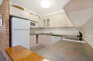 Chambre Standard | Cuisine privée | Réfrigérateur grande capacité avec congélateur, four à micro-ondes