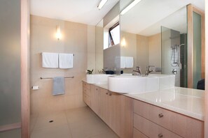Chambre Standard | Salle de bain | Séchoir à cheveux, serviettes fournies