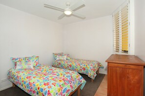 Tabla de planchar con plancha, cunas, wifi gratis y ropa de cama 