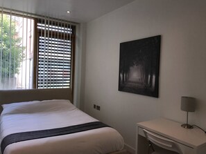 Iron/ironing board, free WiFi, bed sheets - Stylish Quayside Apartment (Newcastle-upon-Tyne)