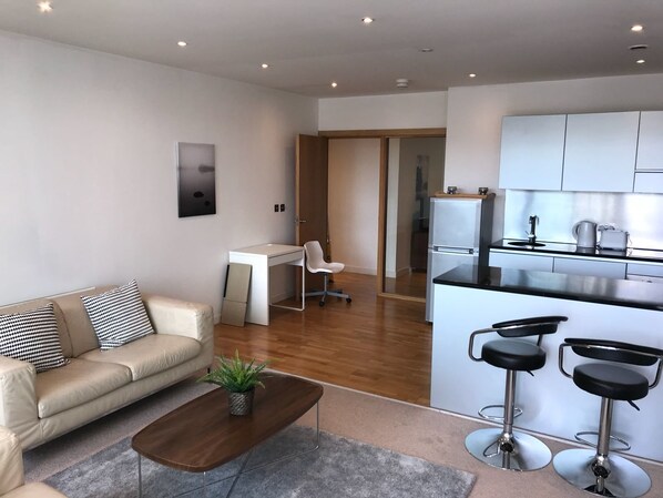 Flat-screen TV - Stylish Quayside Apartment (Newcastle-upon-Tyne)