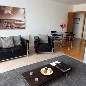 Basic Apartment, 2 Double Beds | Living area | Flat-screen TV - Stylish Quayside Apartment (Newcastle-upon-Tyne)