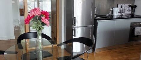 Basic Apartment, 2 Double Beds | In-room dining