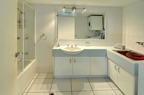 Standard Room | Bathroom | Hair dryer, towels - Mainsail 3 (Mooloolaba)