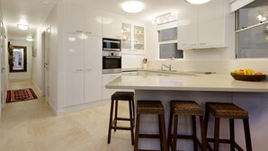 Habitació estàndard | Cuina privada | Frigorífic gran, microones, forn i placa de cuina 