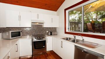 Kamar Standar | Dapur pribadi | Lemari es besar, microwave, oven, dan kompor