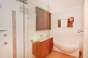 Standard Room | Bathroom | Hair dryer, towels - Mayfield 23 (Alexandra Headland)