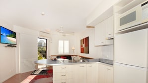 Standard Room | Private kitchen - Nautilus 21 (Mooloolaba)