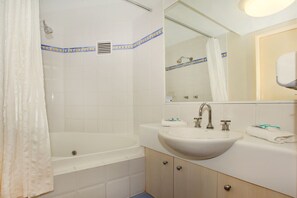 Camera Standard | Bagno | Set di cortesia gratuito, asciugacapelli, asciugamani