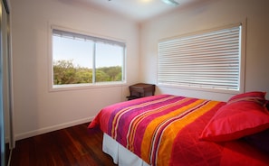 Tabla de planchar con plancha, cunas y ropa de cama 