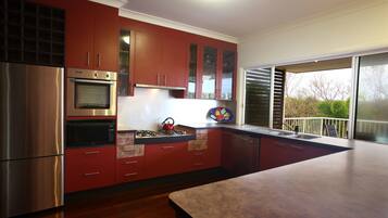 Standard Room | Private kitchen | Full-sized fridge, microwave, oven, stovetop