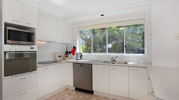 Standard Room | Private kitchen | Full-sized fridge, microwave, oven, stovetop
