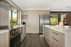 Standard Room | Private kitchen | Full-size fridge, microwave, oven, stovetop - Okinja 35 (Alexandra Headland)