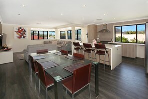 Standard Room | Living area | TV - Okinja 35 (Alexandra Headland)