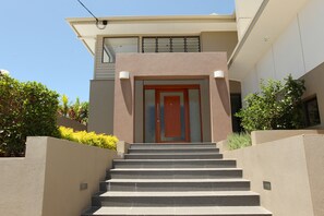 Pintu masuk properti