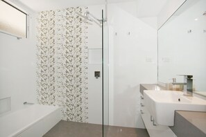 Standardzimmer | Badezimmer | Haartrockner, Handtücher