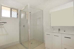 Standardzimmer | Badezimmer | Kostenlose Toilettenartikel, Haartrockner, Handtücher