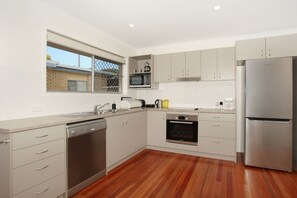 Standard Room | Private kitchen - Oloway 40 (Alexandra Headland)