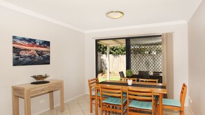 In-room dining - Oomoo 27a (Buddina)