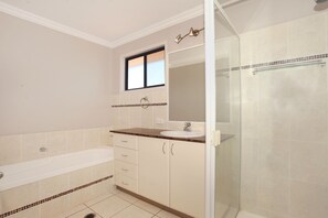 Standard Room | Bathroom
