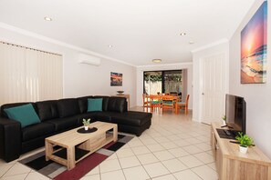 Standard Room | Living area