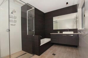 Standard Room | Bathroom