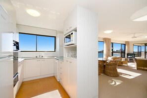 Habitación estándar | Cocina privada | Refrigerador con congelador, microondas, horno y parrilla de estufa 
