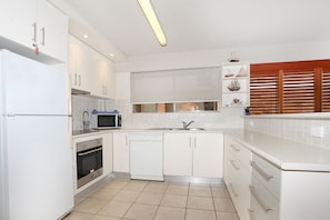 Quarto standard | Cozinha privada | Geladeira grande, micro-ondas, fogão, cooktop