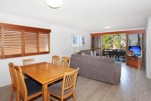 Standard Room | In-room dining - Riverview II 3 (Mooloolaba)