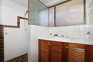 Standard Room | Bathroom