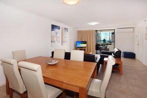 Standard Room | In-room dining - Seamark 504 (Mooloolaba)