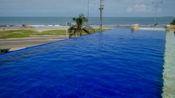 2 kolam renang indoor