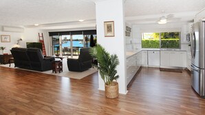 Unclassified image, 5 of 18, button - Serenity Waters 11 (Mooloolaba)