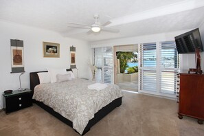 Tabla de planchar con plancha, cunas, wifi gratis y ropa de cama 