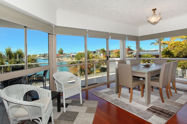 Standard Room | In-room dining
