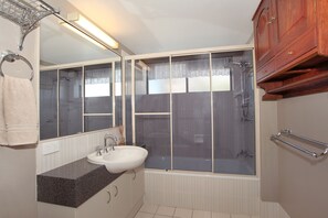 Standard Room | Bathroom - Serenity Waters 6 (Mooloolaba)