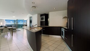 Standard Room | Private kitchen | Full-sized fridge, microwave, oven, stovetop - Sirocco 506 (Mooloolaba)