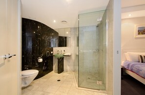 Habitación estándar | Baño | Secadora de cabello y toallas 