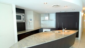 Standard Room | Private kitchen | Full-sized fridge, microwave, oven, stovetop - Sirocco 506 (Mooloolaba)