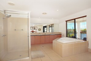 Standardzimmer | Badezimmer | Haartrockner, Handtücher