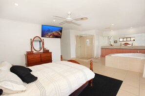 Habitación estándar | Tabla de planchar con plancha, cunas, wifi gratis y ropa de cama 