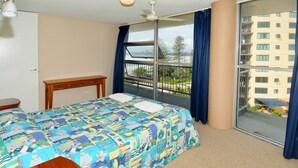 Unclassified image, 5 of 15, button - Syrenuse 20 (Mooloolaba)