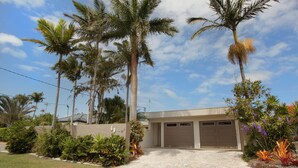 Unclassified image, 4 of 29, button - Tarcoola 49 (Mooloolaba)