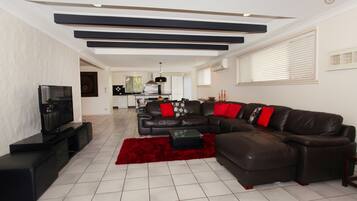 Kamar Standar | Area keluarga | TV