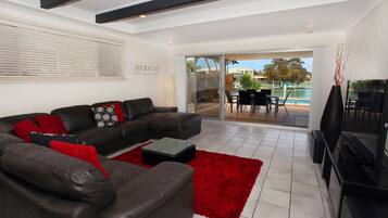 Kamar Standar | Area keluarga | TV