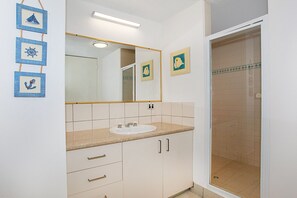Standardzimmer | Badezimmer | Haartrockner, Handtücher