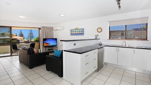 Standard Room | Private kitchen | Full-sized fridge, microwave, oven, stovetop - Tindarra 7 (Alexandra Headland)